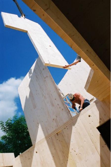 Ossature en bois > Construction de maisons avec des panneaux de bois massif